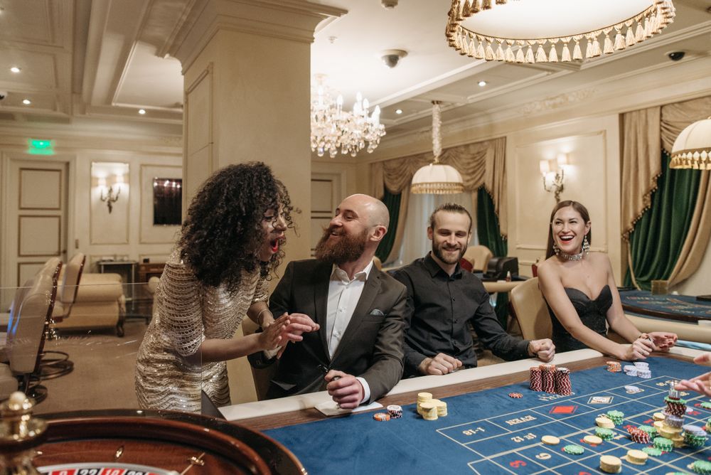 Sekelompok pemain di meja poker — semangat kerja tim redaksi Replaypoker