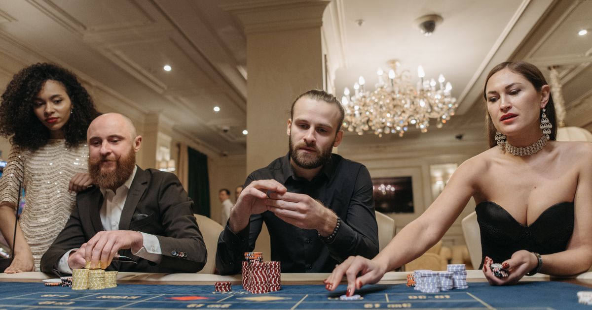 Meja permainan kasino dengan tumpukan chip dan kartu — Replaypoker portal informasi judi online