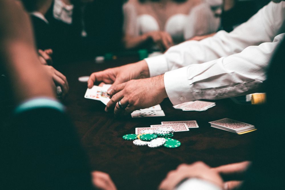 Tumpukan chip poker dan kartu — panduan poker online Replaypoker