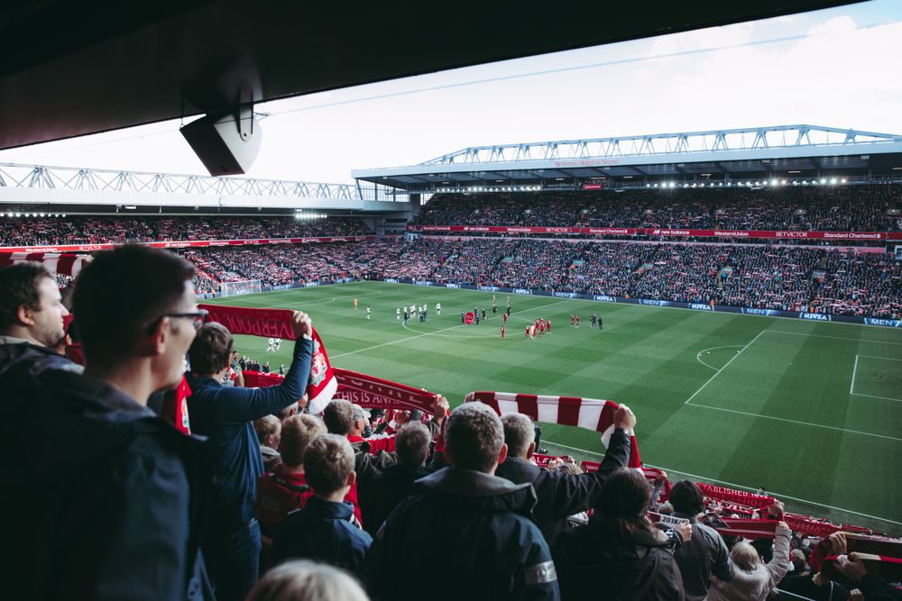 Stadion sepak bola menyala di malam hari — panduan sportsbook Replaypoker
